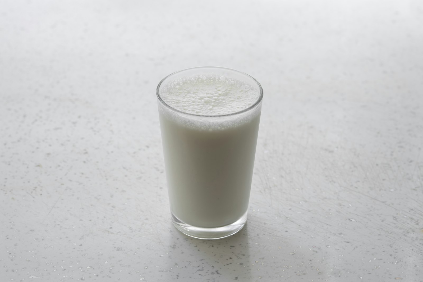 freestocks-Qx5QNarbrUM-unsplash A glass of milk on a plain background